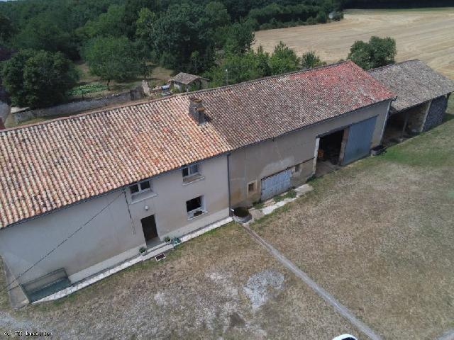 Huis te koop in SAUZÉ-VAUSSAIS 79190 Deux-Sèvres Poitou-Charentes France: Ruim landhuis in een rustig gehucht nabij Sauzé-Vaussais. Gelegen in een rustig gehucht vlakbij Sauzé-Vaussais, met alle voorzieningen zoals winkels, scholen en andere voorzieningen, biedt dit ruime...