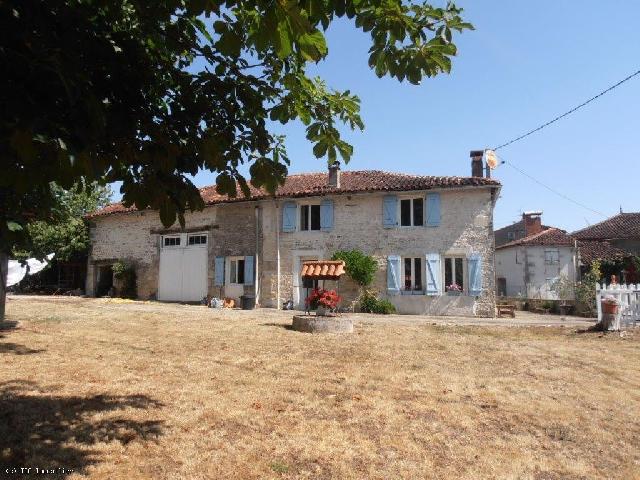 Huis te koop in CHAMPAGNE-MOUTON 16350 Charente Poitou-Charentes Frankrijk: Mooie, karakteristieke stenen woning met uitzicht. Mooie, karakteristieke stenen woning met 4 slaapkamers aan de rand van een gehucht met uitzicht over het landschap en een volgroeide tuin van meer da...