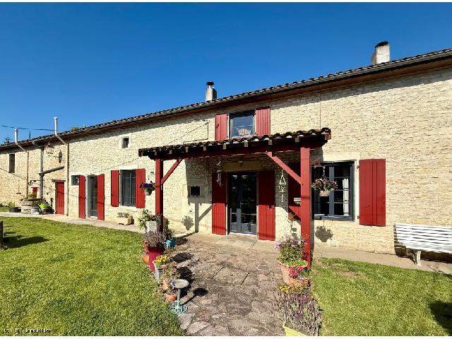 Maison à vendre à RUFFEC 16700 Charente Poitou-Charentes France: Grande Maison de 4 Chambres avec Grange Offrant une alliance parfaite entre élégance rustique et confort moderne, cette magnifique maison en pierre de caractère propose un espace de vie spacieux, q...
