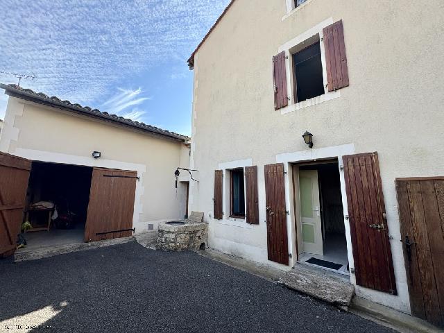 Huis te koop in AIGRE 16140 Charente Poitou-Charentes Frankrijk: Prachtige stadswoning in Aigre met 5 slaapkamers, tuin en garage. Charmante stadswoning met 5 slaapkamers, tuin en garage in het centrum van Aigre. Op slechts een steenworp afstand van de bakker, de m...