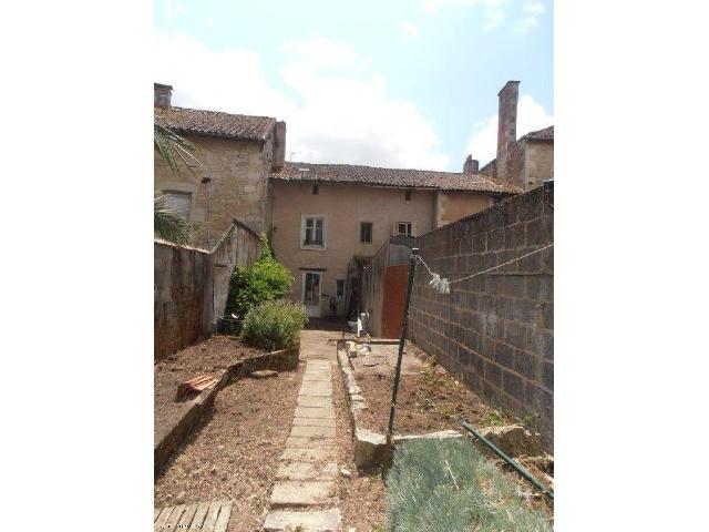Huis te koop in SAUZÉ-VAUSSAIS 79190 Deux-Sèvres Poitou-Charentes France: Te renoveren woning met binnenplaats, vlakbij winkels. Karakteristieke woning die te renoveren is in een marktstad met scholen en alle belangrijke winkels, evenals goede uitvalswegen naar luchthavens ...