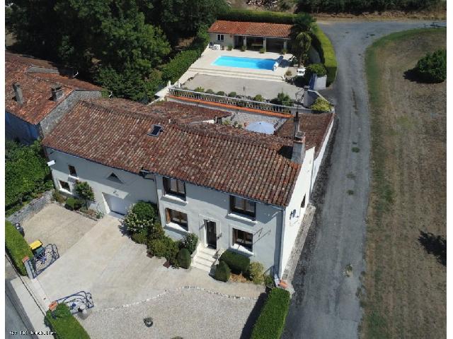 Maison à vendre à MANSLE 16230 Charente Poitou-Charentes France: Joli Maison de Campagne 3kms de Mansle-Les-Fontaines Cette maison superbement rénovée offre un hébergement polyvalent, idéal pour une grande famille, un élégant gîte/ ou encore une résidence s...