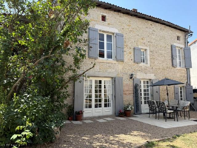 Gîtes-Chambres-d-hôtes à vendre à CHAMPAGNE-MOUTON 16350 Charente Poitou-Charentes France: Superbe Maison de Village de 5 Chambres Près de Champagne Mouton. Superbe maison lumineuse de 5 chambres, dont 3 avec salle d'eau privative, décorée avec goût et raffinement. Parfaite en tant que ...