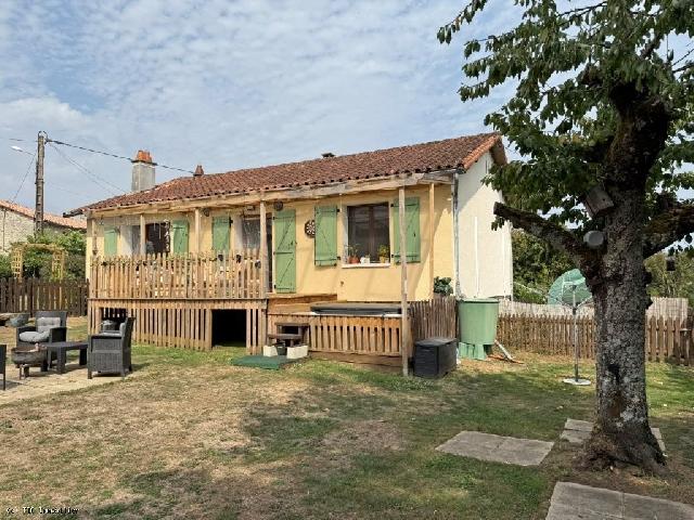 Huis te koop in CIVRAY 86250 Vienne Poitou-Charentes France: Dorpshuis met 2 slaapkamers en kelder op 10 minuten van Civray. Dit goed onderhouden dorpshuis ligt in een rustige omgeving en biedt 2 slaapkamers, een grote kelder en een tuin met prachtig uitzicht.<br />
...