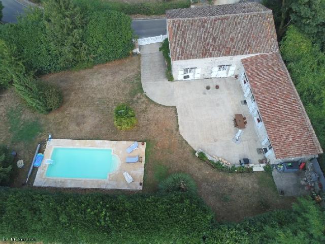 Huis te koop in VILLEFAGNAN 16240 Charente Poitou-Charentes France: Goed gepresenteerd stenen huis met 3 slaapkamers en verwarmd zwembad. Deze prachtig gepresenteerde stenen woning met drie slaapkamers is gelegen in een klein, rustig gehucht tussen de steden Ruffec en...
