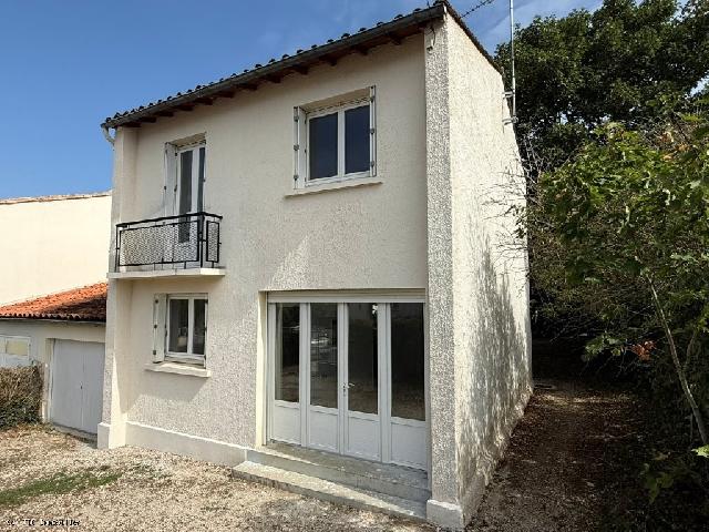 Huis te koop in RUFFEC 16700 Charente Poitou-Charentes France: Woning met 3 slaapkamers, tuin en garage. Ideaal gelegen nabij alle winkels en voorzieningen in Ruffec, biedt deze woning uit de jaren 70 een lichte en aangename woonomgeving. De woning beschikt over ...