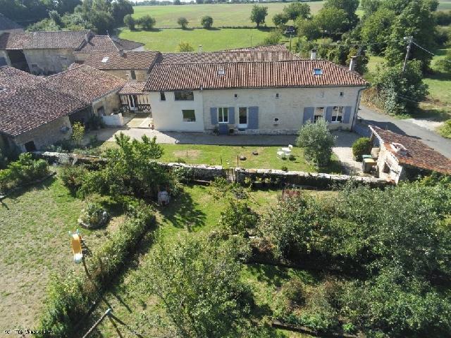 Huis te koop in VERTEUIL-SUR-CHARENTE 16700 Charente Poitou-Charentes Frankrijk: Charmante stenen woning met 4 slaapkamers en ommuurde tuin in het hart van het Charente-landschap. Gelegen in een vredig gehucht, omringd door het glooiende Charente-landschap, biedt deze aantrekkelij...