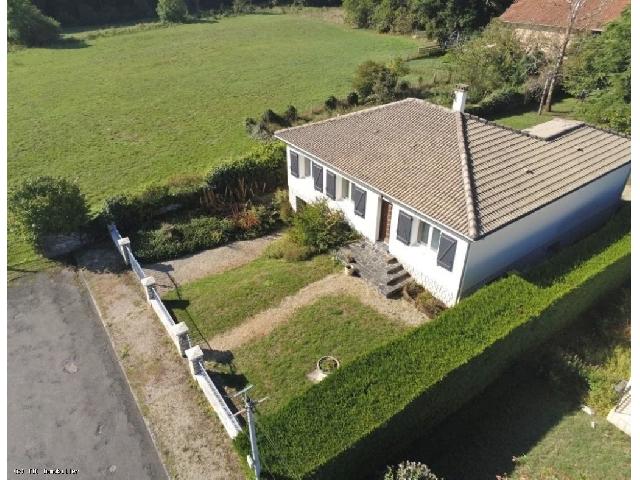 Huis te koop in RUFFEC 16700 Charente Poitou-Charentes France: Charmante bungalow met 3 slaapkamers, kelder en volgroeide tuin. Verscholen aan het einde van een rustige doodlopende weg in het marktstadje Ruffec, biedt deze lichte bungalow de zeldzame combinatie v...