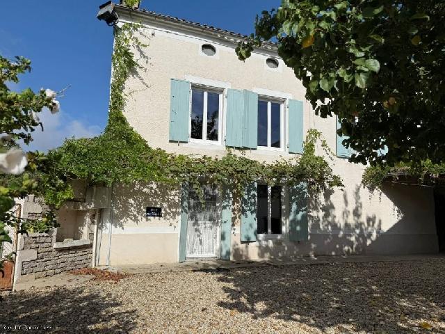 Huis te koop in VILLEFAGNAN 16240 Charente Poitou-Charentes France: Waar karakter en comfort samenkomen. Ontdek het dorpsleven op zijn best. Stap binnen in deze charmante woning met twee slaapkamers, vol karakter en comfort. De PVC-ramen met dubbele beglazing zorgen v...