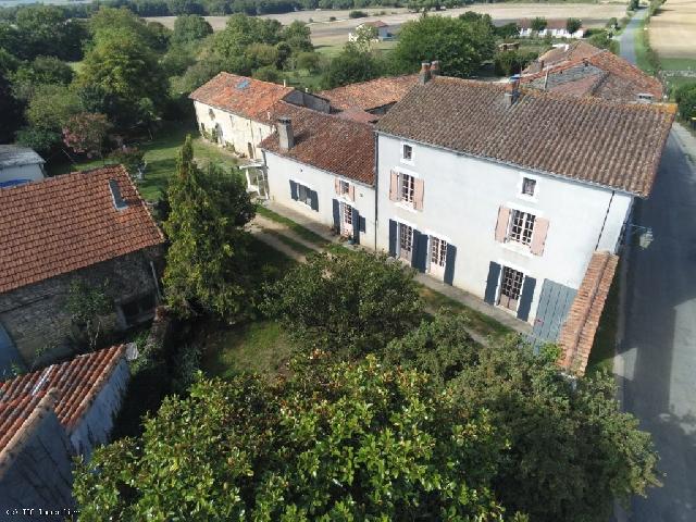 Huis te koop in VILLEFAGNAN 16240 Charente Poitou-Charentes France: Woning met 5 slaapkamers en gastenverblijf op bijna 1 hectare grond tussen Ruffec en Villefagnan. Zodra u door de prachtige stenen boogpoort de privétuinen binnenkomt, is het meteen duidelijk dat dit...