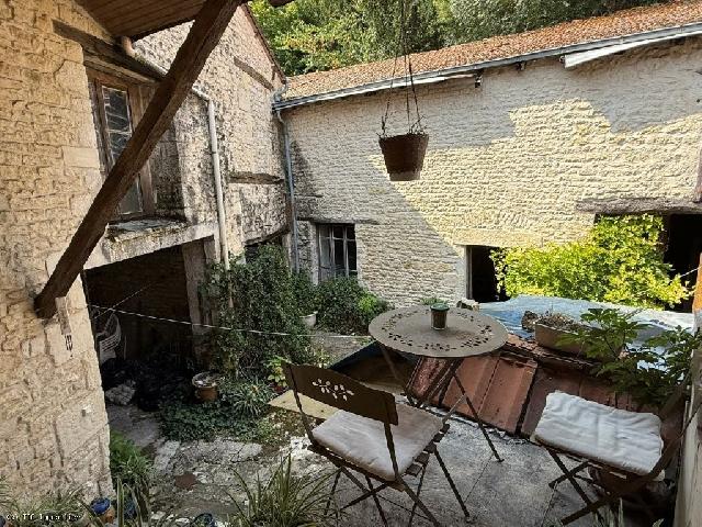 Huis te koop in RUFFEC 16700 Charente Poitou-Charentes France: Rijtjeshuis in Ruffec met bijgebouwen, tuin en veel potentieel. Ideaal gelegen in het centrum van Ruffec, biedt deze ruime woning uitstekende mogelijkheden voor een renovatieproject. Met royale woonru...