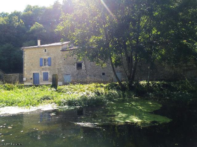 Haus&nbsp;zu verkaufen in&nbsp;CIVRAY 86400 Vienne Frankreich. Abgeschiedenes Steinhaus am Flussufer mit Nebengebäuden und privatem Angelplatz. Versteckt am Ende einer ruhigen Sackgasse und umgeben von Natur bietet dieses charmante Steinhaus die perfekte Mischun...