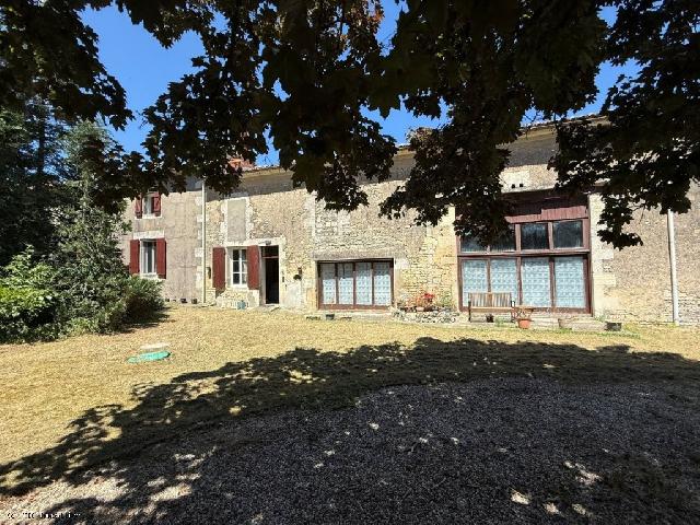 Huis te koop in VILLEFAGNAN 16240 Charente Poitou-Charentes Frankrijk: Charmant landhuis met binnenzwembad. Gelegen in een rustig gehucht halverwege Villefagnan en Ruffec, biedt deze woning fantastische mogelijkheden om een ​​warme en gastvrije familiewoning te worde...