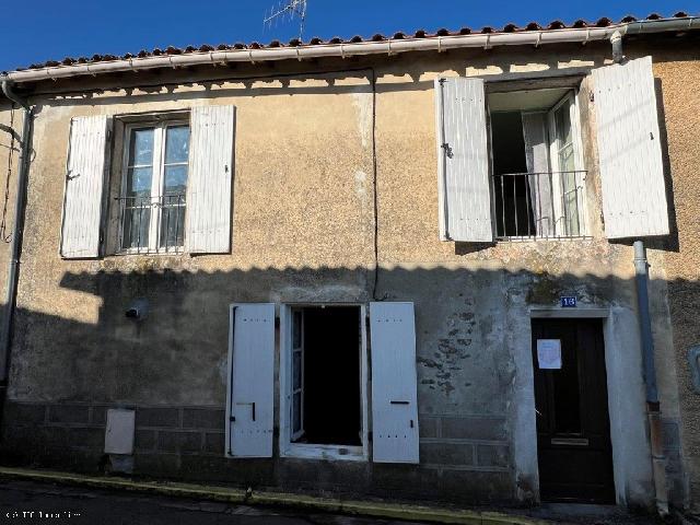 Huis te koop in RUFFEC 16700 Charente Poitou-Charentes Frankrijk: 3-slaapkamerwoning in Ruffec. Een woning in het hart van Ruffec met een omheinde tuin. De woning moet wel gemoderniseerd worden, maar is voorzien van dubbel glas en centrale verwarming op stadsgas.<br />
<br />
...
