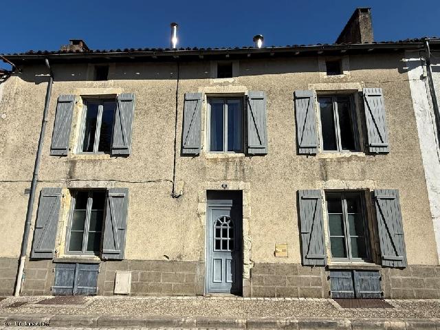 Huis te koop in RUFFEC 16700 Charente Poitou-Charentes Frankrijk: Ruime woning in het centrum van Ruffec. 3 slaapkamers / 3 badkamers. Op slechts twee minuten lopen van het centrum van Ruffec combineert deze ruime stenen woning de charme van een historisch pand met ...