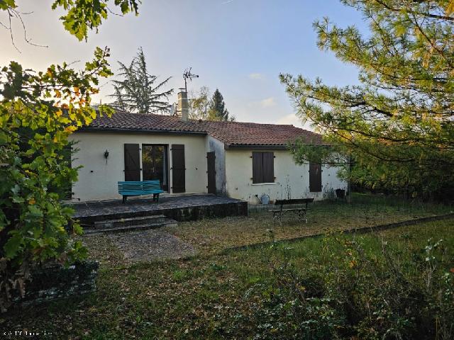 Huis te koop in VERTEUIL-SUR-CHARENTE 16510 Charente Poitou-Charentes Frankrijk: Bungalow in Verteuil-sur-Charente. Gelegen aan de rand van Verteuil, op slechts 1 km van het dorp met de auto, biedt deze woning uitstekende mogelijkheden. Met wat renovatie kan het worden omgebouwd t...