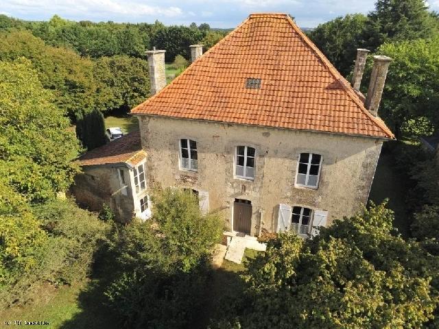 House for sale COUHÉ 86700 Vienne Poitou-Charentes France: Superb Characterful Presbytery with Beautiful Gardens, between Valence-en-Poitou and Vivonne Superb and Charming Presbytery . Where Authenticity Meets Comfort<br />
Let yourself be charmed by this magnif...