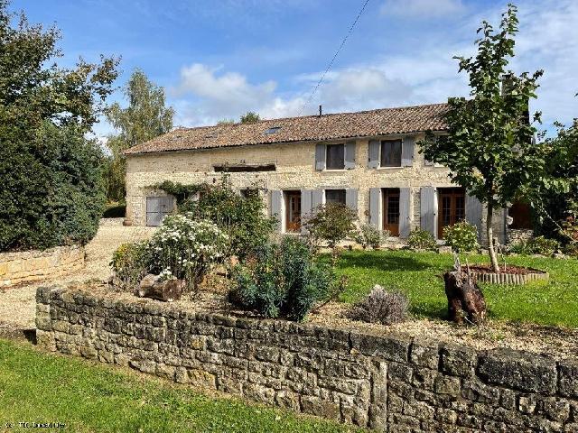 Huis te koop in SAUZÉ-VAUSSAIS 79190 Deux-Sèvres Poitou-Charentes France: Schitterende vrijstaande stenen woning met 5 slaapkamers en een verwarmd zwembad. Prachtige vrijstaande, karakteristieke stenen woning, gerenoveerd tot een hoge standaard, met 5 slaapkamers en 4 badka...