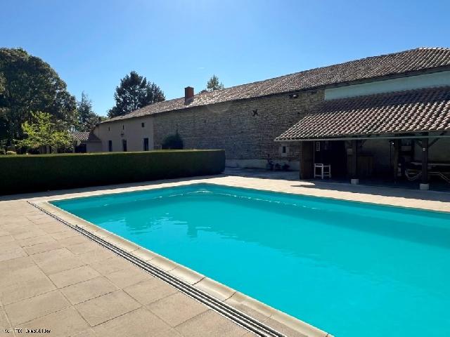 Huis te koop in SAUZÉ-VAUSSAIS 79190 Deux-Sèvres Poitou-Charentes France: Elegante stenen longhouse in het hart van een bosrijk park met groot zwembad. Charmante stenen longhouse met bijgebouwen, zwembad en aangelegd park. Gelegen tussen Ruffec en Sauzé-Vaussais, in een ru...