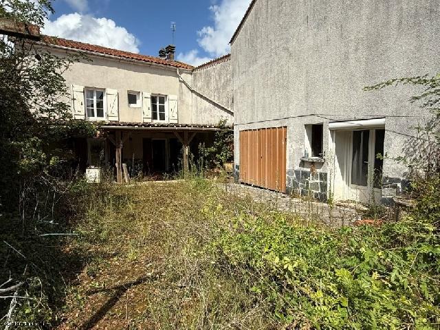Maison à vendre à VILLOGNON 16230 Charente Poitou-Charentes France: Maison de village avec potentiel à Villognon Située dans le charmant bourg de Villognon, à proximité du restaurant et de l'église, cette maison ancienne offre un beau potentiel après rénovation...