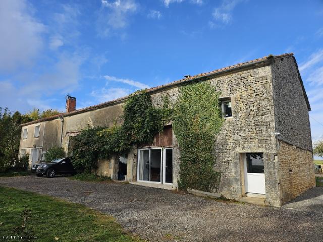 Huis te koop in&nbsp;AUNAC 16460 Charente Poitou-Charentes Frankrijk: Aantrekkelijk landgoed bestaande uit twee huizen op een perceel van 1,5 hectare. Gelegen in een gehucht op slechts 5 km van Aunac, biedt dit prachtige landgoed de mogelijkheid om te kiezen uit twee hu...