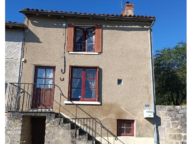 Huis te koop in CHARROUX 86250 Vienne Poitou-Charentes France: Charmant huis met twee slaapkamers in het hart van Charroux. Gelegen op slechts een steenworp afstand van alle essentiële voorzieningen en de plaatselijke school, combineert dit heerlijke huis met tw...