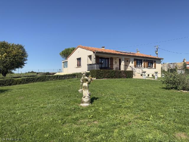 Huis te koop in AIGRE 17510 Charente-Maritime Poitou-Charentes France: Ruime woning met een schuur van 152 m² en 3 garages, op slechts 1 uur en 10 minuten van de kust.<br />
<br />
Deze ruime woning, met zijn ruime woonkamer en grote veranda met uitzicht op de achterliggende veld...