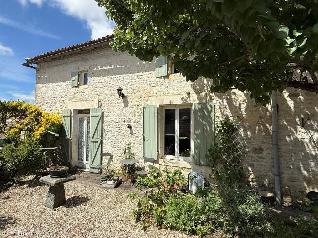 Huis te koop in AUNAC 16460 Charente Poitou-Charentes France: Karakteristieke woning met 5 slaapkamers, op 6 minuten van Aunac-sur-Charente. Stap binnen in deze prachtig gepresenteerde, karakteristieke woning, waar originele charme en een moderne open woonkamer ...
