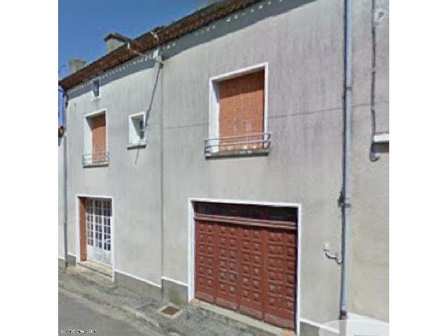 Huis te koop in CHARROUX 16490 Charente Poitou-Charentes France: Te renoveren woning met 4 slaapkamers in Pleuville. Gelegen in het hart van het pittoreske dorpje Pleuville, biedt deze karakteristieke woning een prachtige kans voor renovatieliefhebbers (let op: het...
