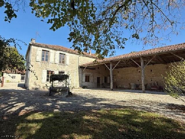 Huis te koop in VERTEUIL-SUR-CHARENTE 16700 Charente Poitou-Charentes France: Subliem landhuis en gîte nabij Verteuil-sur-Charente Nieuw en exclusief bij TIC Immobilier - We zijn verheugd u dit sublieme landhuis te presenteren met een groot terrein, vier ruime slaapkamers, dri...