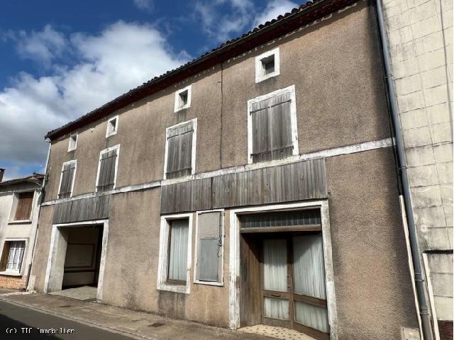 Huis te koop in CHAMPAGNE-MOUTON 16350 Charente Poitou-Charentes France: Prachtig commercieel potentieel: te renoveren woning tussen Champagne-Mouton en Confolens. NB. GROTE WERKZAAMHEDEN VEREIST. Heeft u er altijd al van gedroomd om een ​​gemeenschap nieuw leven in te...
