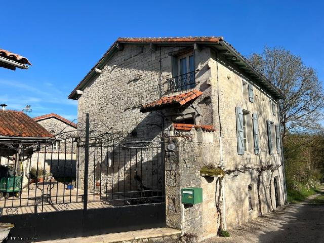 Haus&nbsp;zu verkaufen in&nbsp;MANSLE 16230 Charente Frankreich. Charmantes Dorfhaus mit 3 Schlafzimmern, Innenhof und Werkstatt. Dieses charmante Dorfhaus in exzellentem Zustand verfügt über drei Schlafzimmer, eines davon mit eigenem Bad. Der einladende Außenbe...