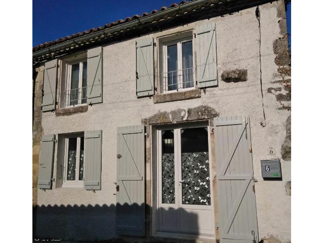 Huis te koop in&nbsp;MANSLE 16230 Charente Poitou-Charentes Frankrijk: Klein stenen huis in het hart van het dorp. Charmant klein stenen huis, ideaal als pied-à-terre of als eerste aankoop, gelegen in het hart van een levendig dorp met een medisch centrum, een apotheek,...