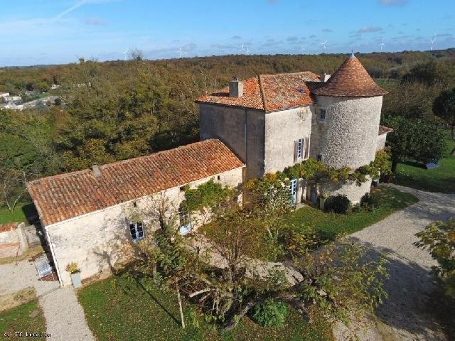 Huis te koop in&nbsp;CIVRAY 86400 Vienne Poitou-Charentes France: Prachtig 10e-eeuws landhuis op 3 hectare grond aan de rivier. Deze uitzonderlijke 10e-eeuwse woning combineert geschiedenis en karakter met opmerkelijk goed bewaard gebleven originele kenmerken: een s...