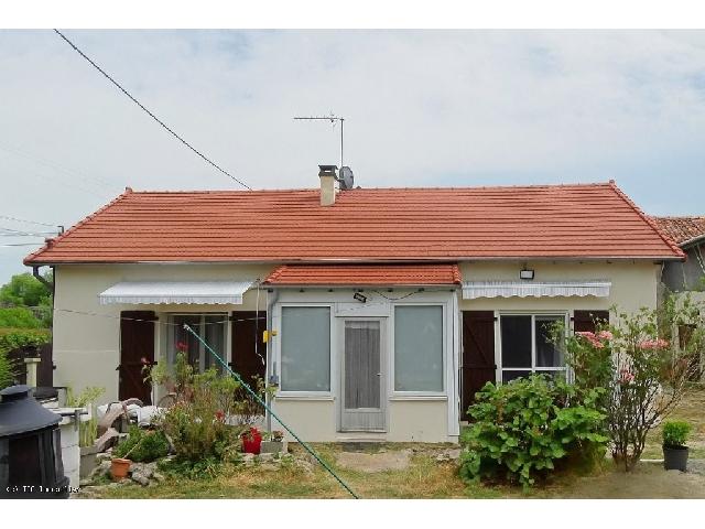 Maison &agrave; vendre &agrave;&nbsp;AIGRE 16140 Charente Poitou-Charentes France: Charmante Pavillon de Plain-Pied en Pierre Entre Ruffec et Aigre Charmante bâtisse en pierre, rénovée dans les années 1970 et transformée en agréable pavillon de plain-pied. Elle offre trois cha...