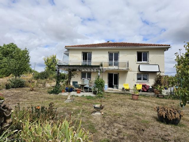 Huis te koop in&nbsp;AUNAC 16460 Charente Poitou-Charentes Frankrijk: Jaren 70 woning met kelder en grote tuin in goede staat. Gelegen in een prachtig park van ongeveer een hectare met prachtig uitzicht. Rustige locatie op slechts een paar kilometer van Aunac, met lokal...