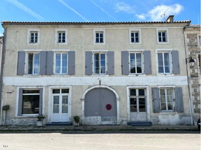 Huis te koop in VILLEFAGNAN 16240 Charente Poitou-Charentes France: Oude koetsierswoning met ruime accommodatie en een tuin. In het hart van een dorp. Deze aantrekkelijke voormalige koetsierswoning staat trots op het dorpsplein. De woning beschikt over vier slaapkamer...
