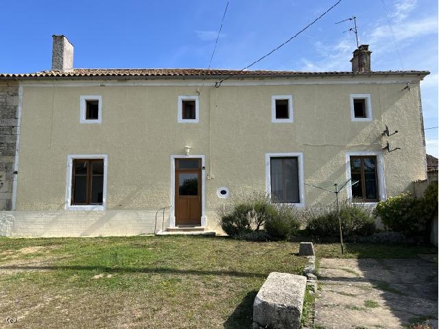 Huis te koop in&nbsp;CHEF-BOUTONNE 79190 Deux-Sèvres Poitou-Charentes Frankrijk: Twee panden in een rustig gehucht met bijgebouwen en prachtig uitzicht. De twee panden liggen aan weerszijden van een besloten binnenplaats en bestaan ​​uit een hoofdhuis en een gastenverblijf/gî...