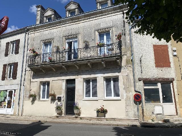 Huis te koop in&nbsp;VILLEFAGNAN 16240 Charente Poitou-Charentes France: Ruime woning in een dorp met winkels en voorzieningen op loopafstand. Bent u op zoek naar een ruime woning in een dorp met 3-4 slaapkamers, 2 badkamers en winkels en voorzieningen direct voor de deur?...