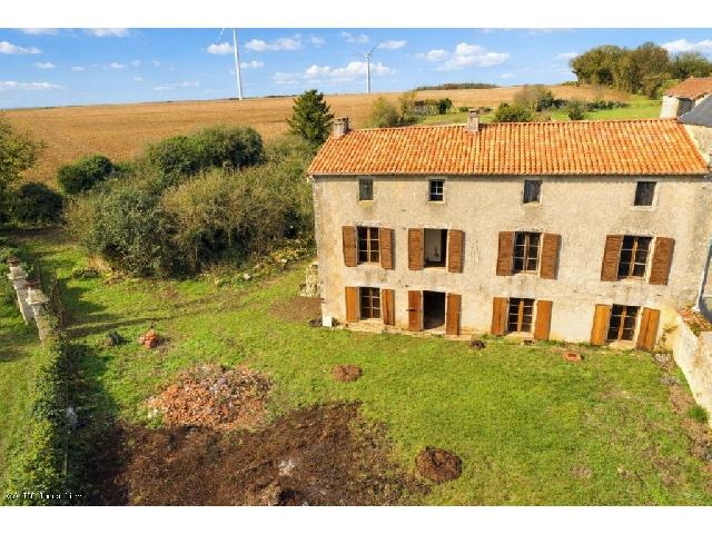 Haus zu verkaufen in&nbsp;RUFFEC 16240 Charente Poitou-Charentes Frankreich: Charaktervolles Logis aus dem 16. Jahrhundert, Renovierungsprojekt bei Ruffec. Ein historisches Wohnhaus aus dem 16. Jahrhundert. Der renovierungsbedürftige Flügel des alten Logis besticht durch sei...