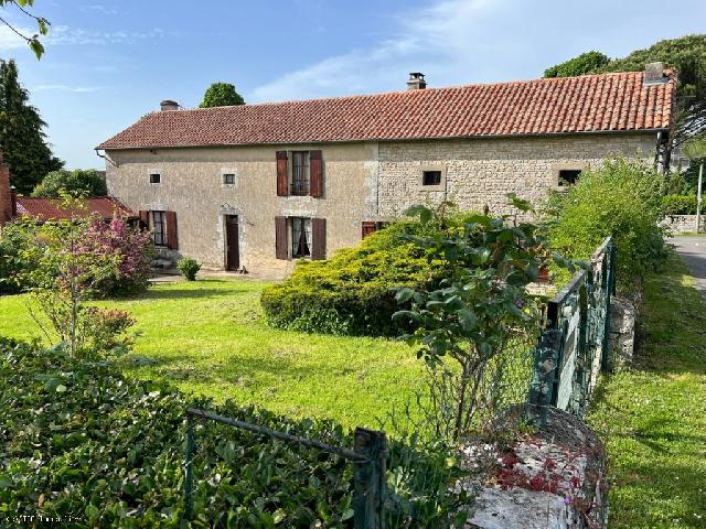 Haus zu verkaufen in&nbsp;NANTEUIL-EN-VALLÉE 16700 Charente Poitou-Charentes Frankreich: Wunderschönes Dorfhaus in der Nähe von Nanteuil-en-Vallée. Eine großartige Gelegenheit, dieses charmante Dorfhaus in der Nähe von Nanteuil-en-Vallée wieder in altem Glanz erstrahlen zu lassen. D...
