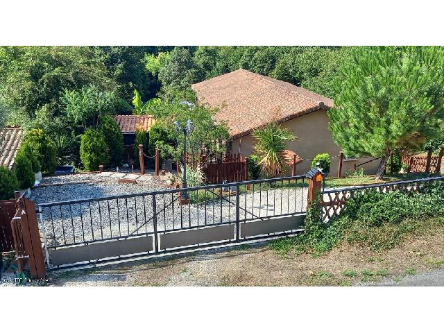 Huis te koop in&nbsp;NANTEUIL-EN-VALLÉE 16700 Charente Poitou-Charentes Frankrijk: Prachtige bungalow met 2 slaapkamers, aangelegde tuin en dompelbad. Ontdek dit charmante pareltje: een fraai ontworpen gelijkvloerse woning met 2 slaapkamers in het pittoreske dorp Nanteuil-en-Vallée...