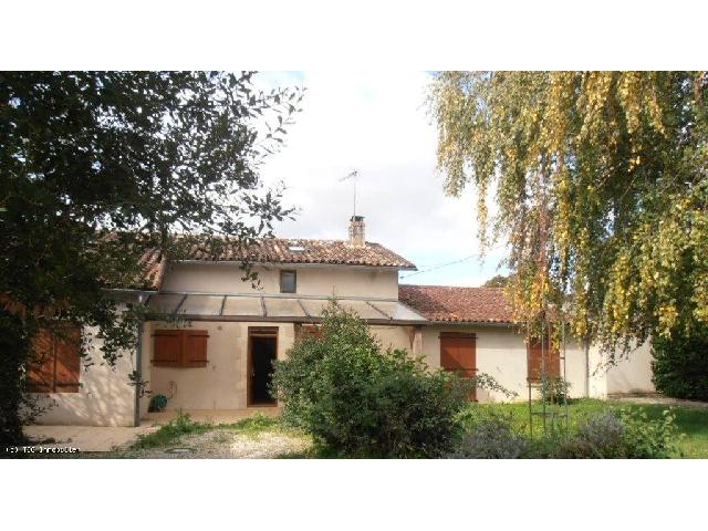 Huis te koop in&nbsp;BLANZAY 86700 Vienne Poitou-Charentes Frankrijk: Karakteristieke woning met 3 slaapkamers, een schuur en een studio. Deze charmante woning is gelegen in een klein gehucht op het platteland, op slechts 5 km van het dichtstbijzijnde dorp met een klein...