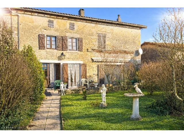 Huis te koop in&nbsp;RUFFEC 16700 Charente Poitou-Charentes Frankrijk: Charmant stenen pand nabij Ruffec. Prachtige, karakteristieke stenen woning op het platteland, gelegen vlakbij Ruffec. Het huis biedt vele originele kenmerken, waaronder zichtbare balken en houten vlo...