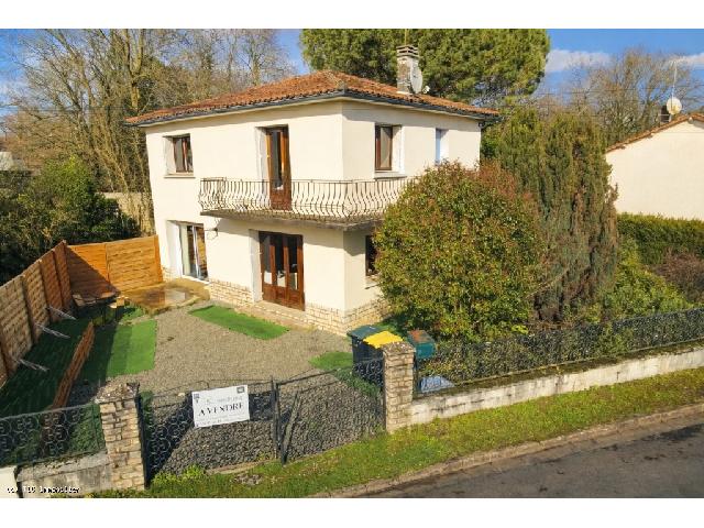 House&nbsp;for sale&nbsp;RUFFEC 16700 Charente Poitou-Charentes France: Charming Townhouse with 3 Bedrooms and Enclosed Garden in Ruffec. Ideally located just a 5-minute walk from the town centre, this detached home offers the perfect balance between convenience and priva...