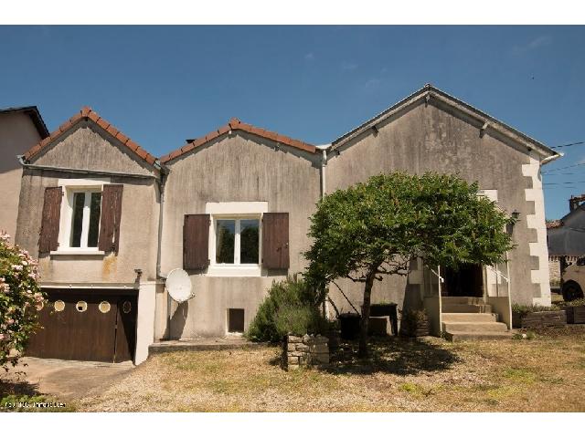 Huis te koop in&nbsp;CIVRAY 86400 Vienne Poitou-Charentes Frankrijk: Charmante gelijkvloerse woning met kelder in Civray, met tuin en prachtig uitzicht. Exclusief bij TIC: ontdek deze charmante, vrijstaande gelijkvloerse woning, ideaal gelegen in Civray, op loopafstand...