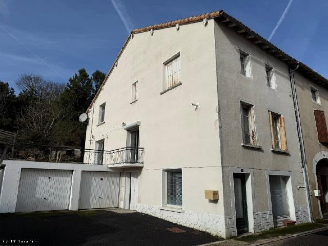Huis te koop in&nbsp;NANTEUIL-EN-VALLÉE 16700 Charente Poitou-Charentes Frankrijk: Dorpshuis in het hart van Nanteuil-en-Vallée met 3 slaapkamers, 2 garages en eigen parkeergelegenheid. Gelegen in het hart van het charmante, historische dorp Nanteuil-en-Vallée, biedt deze prachtig...