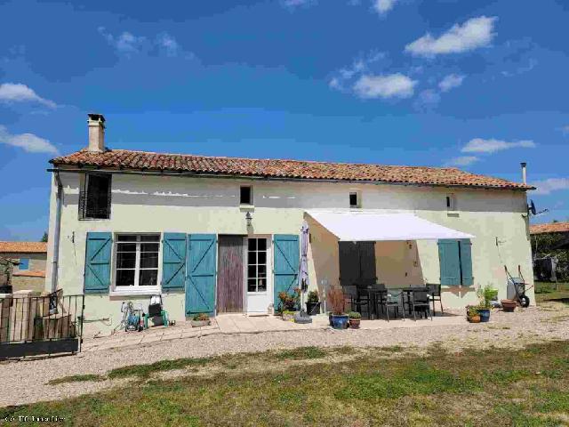 Huis te koop in&nbsp;VILLEFAGNAN 16240 Charente Poitou-Charentes Frankrijk: Charmant dorpshuis met 6 slaapkamers en tuin, op 10 minuten van Villefagnan. Gelegen in een charmant dorp op slechts 10 minuten van Villefagnan, biedt deze karaktervolle woning zes slaapkamers, waaron...