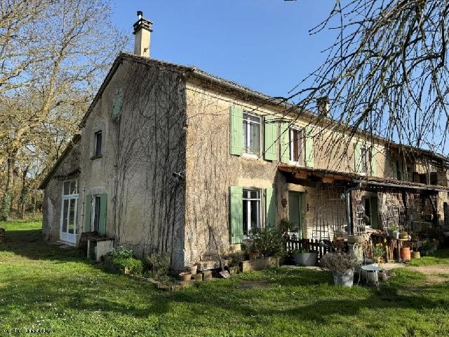 Huis te koop in&nbsp;VILLEFAGNAN 16240 Charente Poitou-Charentes Frankrijk: Prachtig karaktervol landhuis met bijgebouwen op 7 minuten van Villefagnan. Genesteld in een rustig gehucht tussen Villefagnan en Chef-Boutonne, biedt dit prachtige karaktervolle huis rust en een idea...