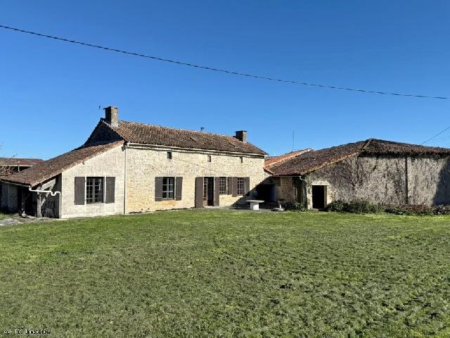 Huis te koop in&nbsp;CIVRAY 86400 Vienne Poitou-Charentes France: Charmant huis met schuur, zwembad en schilderachtig uitzicht. Gelegen op een rustige locatie, biedt dit ruime landhuis de perfecte combinatie van comfort, mogelijkheden en landelijke charme, op slecht...